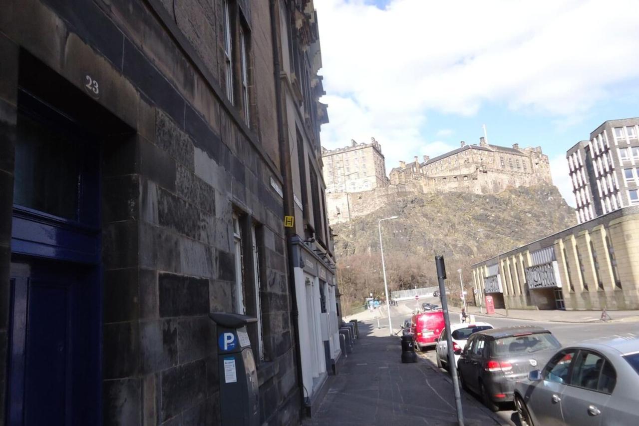 Modern And Colourful Flat By The Castle Apartment Edinburgh Exterior photo